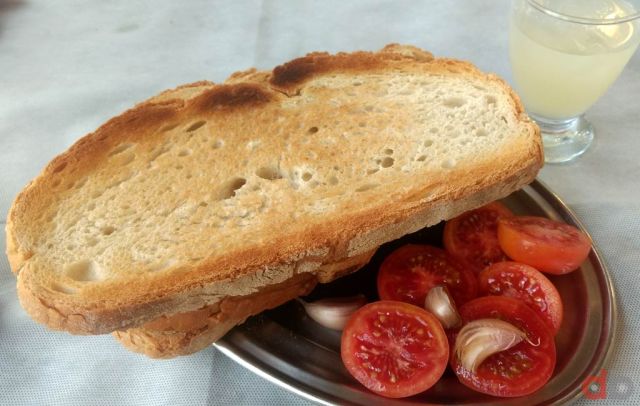pão com tomate